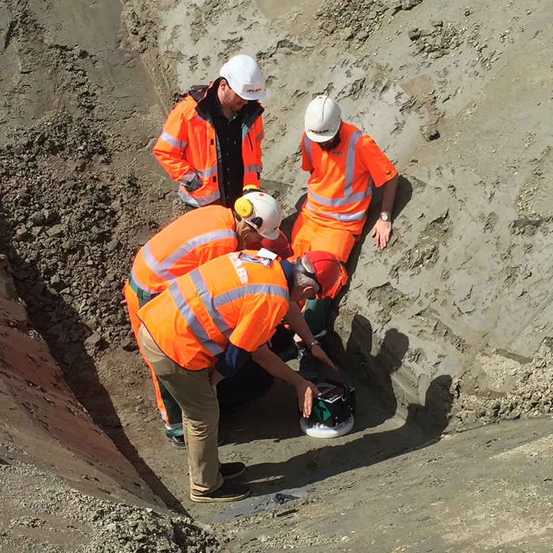 thiet-bi-do-do-chat-cua-nen-dat-dap-tai-hien-truong