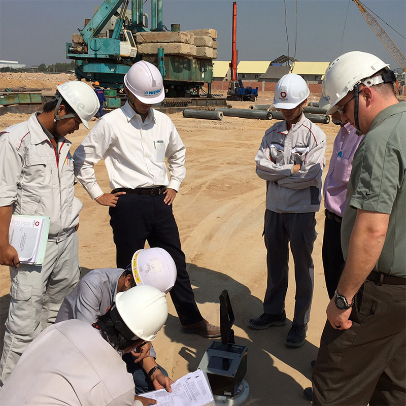 thiet-bi-do-do-chat-cua-nen-dat-dap-tai-hien-truong