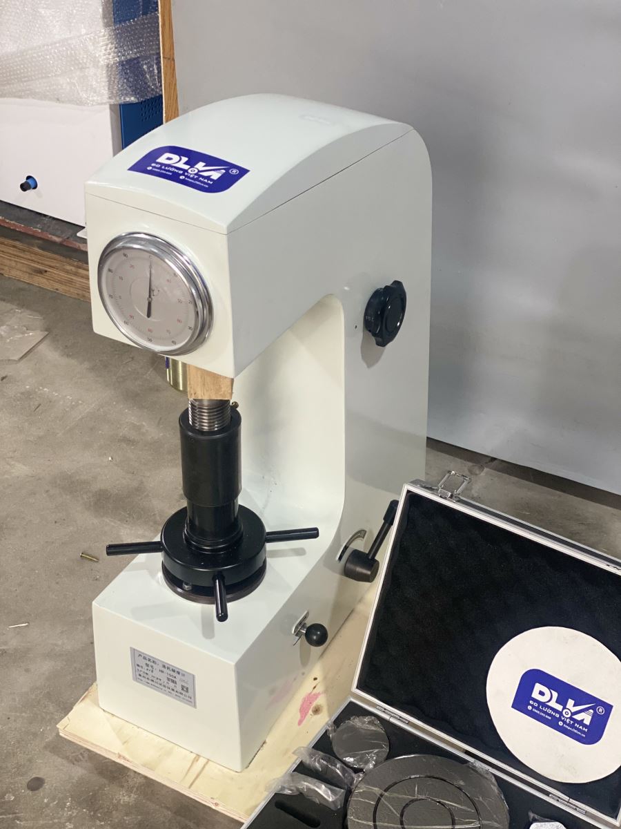 may-do-do-cung-kim-loai-bang-phuong-phap-rockwell-9