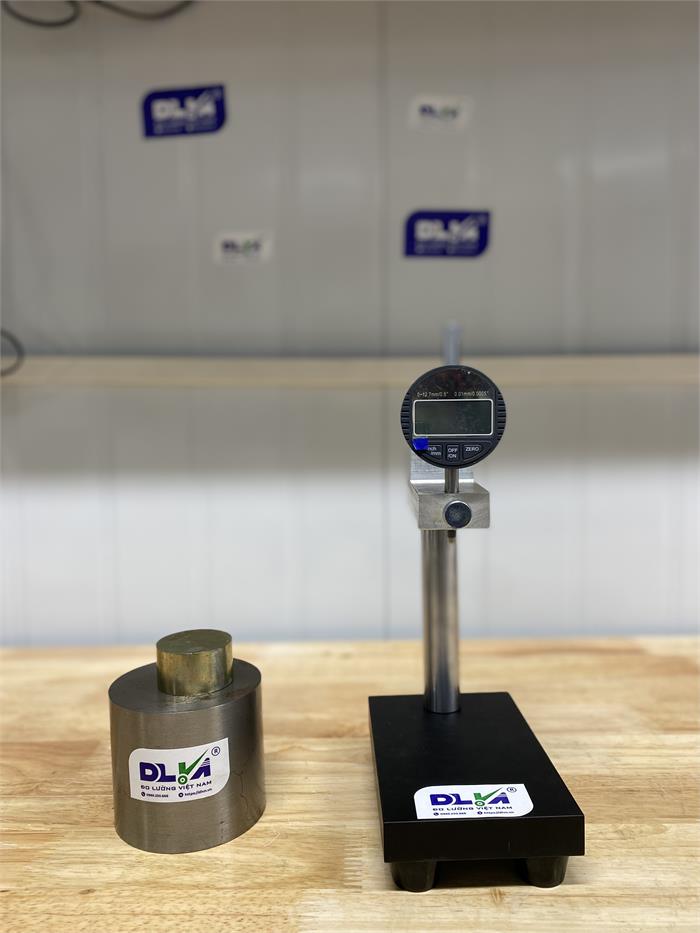 Thiết bị kiểm tra độ dày của vải địa kỹ thuật.